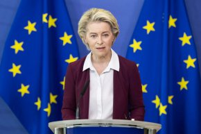 
„Посланиците на ЕС постигнаха принципно съгласие по мерките относно извънредните приходи, произтичащи от обездвижените активи на Русия“, съобщи белгийското председателство в X (бивш Twitter) в сряда.