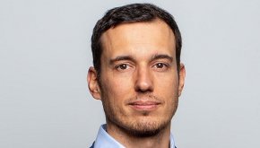 
Новият щрих е, че консултациите, които фирмата на Деница Цекова е предоставила на Столична община, са стрували над 12 хиляди лева от бюджета й. "И знаете ли кое е най-страшното - че не ги е срам! Нямат никаква защитна реакция, никакъв здрав разум", добави Георгиев.