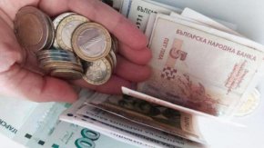 

За целта в Бюджета бяха предвидени над 1,1 млрд. лева. Изчисленията са правени при допускане за нарастване на средния осигурителен доход за миналата година от 12,9% и средногодишен хармонизиран индекс на потребителските цени от 9,1%.