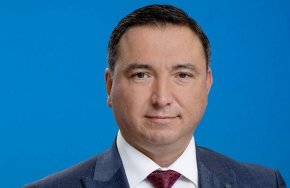 40-годишен русенец е задържан за 72 часа от служителите на РУ-Ветово, след като насочил оръжие и се заканил да посегне на живота на кмета на Ветово д-р Мехмед Мехмед.
