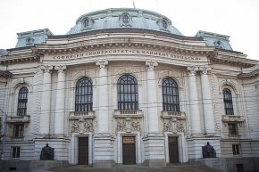 Правителството ще предостави 39 млн. лв. допълнително финансиране за увеличение на възнагражденията на академичния състав в държавните висши училища, считано от 1 януари 2024 година.
