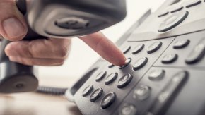 
„Обади ми се мъж, който говореше с акцент. Каза, че работи в отдел „Сигурност” към БНБ. Знаеше ми имената. Попита ме дали познавам някакъв мъж от Варна. Лицето отишло в банката да изтегли кредит с пълномощно от мен. При проверка разбрали, че е мошеник и сега ме търсят, за да предотвратят измама. Казах, че искам да отида в полицията и тогава те ми затвориха”, разказа в ефира на „Здравей, България” потърпевшата Лилия Петрова.