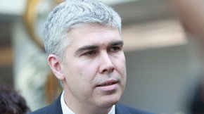 По-малко от 30% ще поскъпне тока за бита от 1 юли, съобщи министърът на енергетиката Владимир Малинов на брифинг в Министерството на енергетиката, цитиран от БНР.

АЕЦ "Козлодуй" е оттеглила ценовото предложение и след преизчисляване ще предложи по-ниско увеличение, уточни Малинов.

Има сериозен потенциал от поскъпване на цената на електроенергията от 1 юли 2024 г. - това заяви Владимир Малинов, служебен министър на енергетиката, в предаването "Денят започва с Георги Любенов" по БНТ в неделя.

"Много е тежко състоянието на Фонд "Сигурност на електроенергийната система". В рамките на този месец проведох три срещи с ръководството на фонда, обясни той. Натрупаният дефицит във фонда е сериозен. Към настоящия момент е над 450 млн. лв., като се очаква до края на регулаторния период, който ще приключи месец юни, да достигне 550 млн. лв.", каза тогава Малинов.

Служебният министър на енергетиката заяви още, че следващия месец ще бъдат предложени конкретни мерки, за да бъде компенсиран този дефицит и съответно да бъде минимизиран този удар, който всяко едно домакинство би понесло. Той обясни, че с последните законодателни промени, които бяха направени, НЕК ще запази функцията на обществен доставчик и така ще могат да бъдат определяни кои производители на електроенергия ще влязат в микса на регулирания пазар.

На 25 април депутатите приеха промени, свързани с либерализацията на пазара на електроенергия. Министър Малинов коментира, че не е отложена либерализацията на пазара, тъй като и в предишната законодателна рамка пълната либерализация на пазара на битовите потребители на електроенергия трябваше да се случи от 1 януари 2026 г. По думите му и сега тя ще се случи от 1 януари 2026 г. Той обясни, че промените, са свързани с преходния период, който е трябвало да започне от 1 юли тази година и да продължи 18 месеца, в който се е променял част от механизма за регулиране на този пазар.