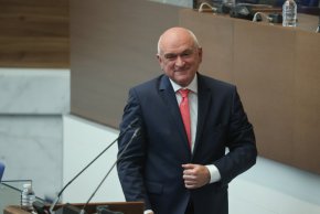 
    Човек не трябва да забравя откъде е тръгнал. Ние имаме кратък хоризонт като служебно правителство и като задача, но няма как да останем глухи и слепи за това, което искат хората. Затова и много добре се случиха събитията с академичния състав и отпуснахме 80 млн. лева, 12% увеличение за неакадемичния състав. Това показва какво ни е отношението към тази общност и се радвам, че това се случи точно за 24-ти май.