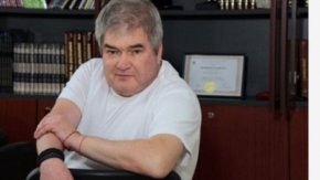 

На 55-годишна възраст внезапно почина главният редактор на в. "24 часа" Борислав Зюмбюлев. Това съобщават колегите му в изданието.

Бил е репортер, а после и главен редактор на в. "168 часа", зам.-главен редактор на в. "Сега", а от 2012 г. - главен редактор на "24 часа".

Поклон пред паметта му!