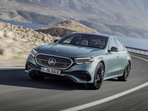 Най-новият Mercedes-Benz E-класа е тук, с изцяло нова фасада, която съчетава класическата визия на седана с увеличен интериор и най-съвременни технологии.