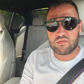 
В сряда сутринта немското возило, шофирано от пътния рецидивист Ангел Мушамата, разби мантинелата и „кацна“ на трамвайните релси на кръстовището на бул. „България“ и „Академик Иван Гешов“ вследствие на неуспешен дрифт с висока скорост. 