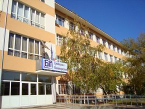 Момчето вече има предупреждение за преместване в друго училище заради неизвинени отсъствия. „Следващата санкция е преместването му или смяна на формата на обучение от следващата учебна година”, посочи директорът на Професионална гимназия „Ичко Бойчев”.
