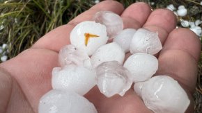 
Село Искра се е разминало само с няколко счупени прозореца от градушката, която на места е била колкото юмрук.