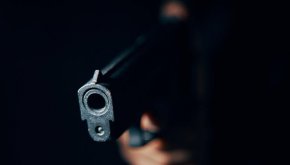 Районната прокуратура в Плевен разследва случай, при който полицай е прострелял 19-годишен младеж през нощта, докато е бил на работа