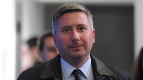 
На 17 май тази година зам.-кметът по финанси Иван Василев и секретарят на общината Адриана Попова сключват 2 договора с предмет отпечатване, не на какво да е, а на предизборни книжа и материали. С фирмата СЕВЪН СТАРС ЕС ПИ Ю ООД. 1 договор за парламентарните избори, и един договор за евроизборите.