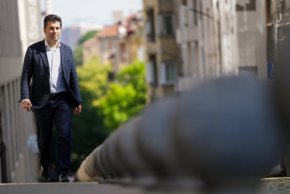 "Приятели,
Днес се събираме да осмислим новата ситуация в дълбочина.

Три неща са ясни: ще бъдем силна и градивна ОПОЗИЦИЯ, ще сме най-твърдите защитници за продължаване на ЕВРОПЕЙСКИЯ МОДЕЛ в България, където благата се разпределят ЧЕСТНО, ще се борим срещу всеки опит за кражба и КОРУПЦИЯ.

Виждам, че има СИЛА и потенциал в обществото да продължим ПРОМЯНАТА на страната ни. Ще очертаем пътя напред заедно", коментира Кирил Петков във ФБ.