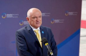 
"Всички ние искаме да покажем подкрепата си за Украйна във всякакъв аспект, всяка една от страните – в размера, в който може", изтъкна министър-председателят преди началото на събитието.