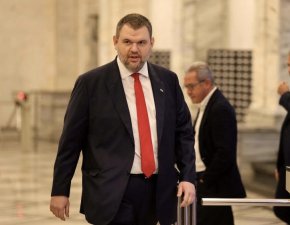Конституцията много ясно прокламира правомощията на институциите и отново напомняме на Радев, да не се изкушава да гази основния закон, воден от лични политически амбиции, а да изпълнява конституционните си задължения, коментира Делян Пеевски, председател на ДПС.

 