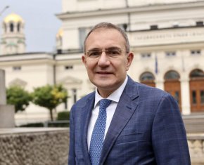 
    "Ако разговорът ще е за работата на Народното събрание, е нормално да имаме такъв диалог", добави Гуцанов.
