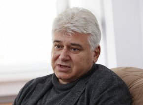 
Киров посочи, че след като има избран парламент е редно да се направи опит за съставяне на кабинет. Конституционалистът подчерта, че всяко правителство трябва да е експертно. Не може хора хванати по политически причини, без подготовка, да се озоват на ръководни позиции, категоричен е той.