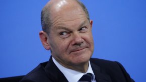 
"Почти половината от федералния бюджет в крайна сметка е блокиран за социални разходи и пенсионни субсидии, което означава, че възможностите за намаляване на разходите са много ограничени", казва Мориц Шуларик президент на Института за световна икономика в Кил. Той допълва, че постигането на десетки милиарди съкращения ще бъде невъзможно без намаляване на социалните разходи.