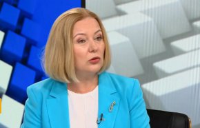 
По думите на Йораданова "отговорност на първата политическа сила е да формира мнозинство". "Аз настоявам това да бъде направено по публичен, почтен и прозрачен начин. Първият ден на 50-ото Народно събрание изцяло приличаше на първия ден на 49-ия парламент. Ние през цялото време говорихме, че няма нито една политическа причина да отидем на тези избори, на които бяхме. Имахме своята теза, че всъщност отиваме на избори, защото ГЕРБ и ДПС отказаха да продължим с промените", коментира тя. 