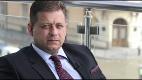 
Вчера той закъсня и не успя да положи клетва за народен представител.
