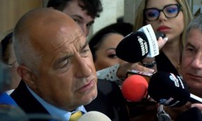
"Към днешна дата само можем да благодарим на колегите от ИТН, че поеха целия пасив и всички се упражниха върху тях само, защото отстояха възможността да тръгнем. Не бих върнал на никого никакъв жест, защото такъв не е поискан. Имаме първи мандат, който избирателите с над 11% разлика искат от ГЕРБ. Жестът го очаквах от ПП-ДБ".