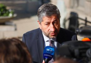 

Това усещане тегнеше над всичките ни действия и ни караше или да мълчим, или да ръсим не особено адекватни опорки. Правехме правилни, често неочаквано резултатни неща и въпреки това изглеждахме зле.