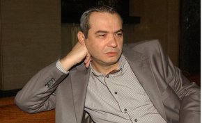 
Чрез фалшифицирани документи придобил чуждо имущество – монети, златно кюлче и парична сума, на обща стойност над 1,300 млн. лева. Намеренията на Петьо Еврото били да присвои придобитото, съобщиха от Софийската градска прокуратура.