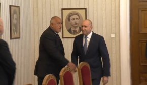 
"Ниската избирателна активност притеснява всички, има усещане за пренасищане, за състезание между партиите. Всички партии се държат все едно предстоят избори, а не как да се направи правителство", заяви на консултациите при президента лидерът на ГЕРБ Бойко Борисов.