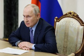 "За разлика от много западни политици, които дори не си направиха труда да вникнат в същността на предложената от нас инициатива, участниците в този форум, очаквам, ще я проучат обмислено и рационално и ще видят, че тя дава реална възможност да се спре конфликтът и да се премине към политико-дипломатическото му разрешаване", се казва в писменото приветствие на Путин, прочетено във вторник от външнополитическия му съветник Юрий Ушаков.

