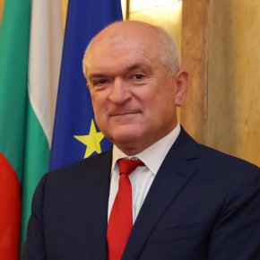 
Там хората недоволстват от тежкотоварния трафик, който е пренасочен през прохода "Петрохан". Има и друг обход, но той доста удължава пътя на камионите и предизвика недоволството на превозвачите.