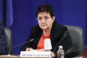 
България ще може да приеме еврото от началото на 2026 година, а не от средата на следващата, каквито прогнози имаше досега от институциите. Това стана ясно от изказване на служебния вицепремиер и министър на финансите Людмила Петкова.