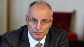 
    "Влизането в еврозоната ще направи България по-голям бенефициент, отколкото досега. Тоест, очевидно, когато участваш в един такъв съюз и в неговите различни механизми, имаш някакви ангажименти. Но това, което плащаш като ангажименти е много по-малко от това, което получаваш", каза Димитър Радев.