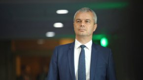 
    "Позицията на "Възраждане" остава непроменена. Кабинет на ГЕРБ и ДПС няма да подкрепим", посочиха от партийната формация.
