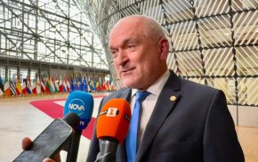     Обичайна практика е преди форуми на НАТО всички страни да пускат за служебно ползване какви са приложенията по тези позиции, така че няма как да нарушим общоприетото в рамките на НАТО и да разсекретяваме позиции още днес", посочи Главчев.

