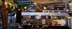 
Street chefs в сърцето на София - градината пред хотел Рила, не дава на съседите да спят. Заведението гърми с музика и шумни компании до малките часове на нощта, а с разпукването на лятото този "уикенд режим" отива към всекидневен. Не е ясно по каква причина Район Средец позволява това откровено нарушаване на всички изрично написани норми.