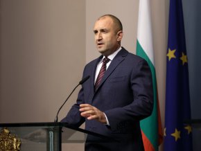 
„Вярвам, че решенията на НАТО и на Съвета НАТО - Украйна са силен пробив към бъдещето членство на Украйна в Алианса. Всички съюзници са ангажирани в подкрепата си към Киев. Въпросът е не дали, а кога. Отговорът ще зависи от развитието на бойното поле, от възможността да се постигне мир, устойчив и справедлив мир. Украйна е суверенна държава и Украйна има свободата да реши", каза Радев.