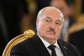 
"Мисля, че вие... виждате какво се случва около Беларус. Те просто нямат търпение да ни въвлекат във военните си разправии. [Правят го, за да ни накарат да разпънем [силите си] по границата, да не можем да окажем съпротива и да изострят ситуацията до степен, в която целият свят ще трепери", заяви Лукашенко, цитиран от информационна агенция BELTA .
