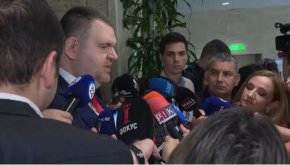 
„Това е спазване на устава на ДПС, ДПС се управлява от своя председател“, каза още той.

Делян Пеевски е категоричен, че в личен план няма конфликт с Доган, но в партиен – „ще изпълни волята на хората“.

„Аз съм председател на ДПС“, каза той.
