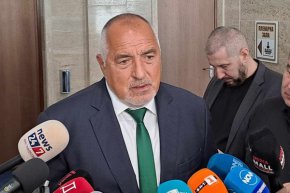 
  Когато няма политическа класи и малките искат да диктуват на големите, в разрез на демокрацията. Защото и в Холандия направиха правителство, крайнодесните влязоха, но влязоха с най-много министри след месеци, в които се водеха консултации."
