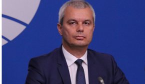 
Попитан как ще коментира определението на Бойко Борисов, че Костадинов е новият Пеевски, лидерът на "Възраждане" отговори: