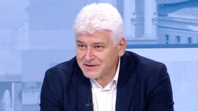 
    "Чуват се гласове, че Конституционният съд преди ваканцията си август ще се произнесе с решение. Предвид на ситуацията обаче, не е лошо да го позабавят малко. Тъй като, ако те интервенират в материята свързана с поправките свързани със служебното правителство могат да станат големи бели", обясни Киров.