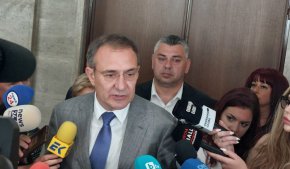 
    "Ситуацията е изключително трудна, бих казал - драматична, в България. Ние сме свидетели на разпад на държавността и е много по-добре да има редовен кабинет и то на широка база от експерти. Нашият политически орган трябва да вземе това решение, ако дойде при нас. Смятам, че ще получим такъв мандат и дано да има държавническо мислене във всяка една от политическите партии", каза Гуцанов.