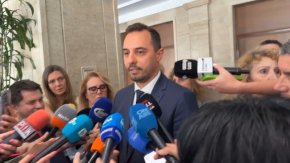 
Бившият министър на икономиката Богдан Богданов подчерта, че статуквото отново действа много координирано на всички нива и в пленарна зала се наблюдава политически разпад.