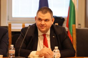 Няма тема Доган-Пеевски, има тема Пеевски и дерибеите, които забогатяха на гърба му: Пеевски