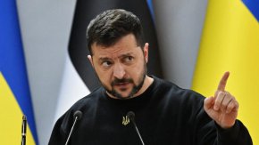
"Има ли много такива държави в света? Няколко. Мисля, че САЩ са една от тях. Мисля, че Китай и ЕС", каза Зеленски. "Не само една държава, а целият Европейски съюз."