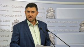 Вчера колегите от ПП-ДБ-СС заедно с кмета на София Васил Терзиев направиха внушение, че хората, предложени за временно изпълняващи длъжността директори в дружествата, са калинки. Това не е вярно, изброените хора са личности с дългогодишен опит. Аз в изминалите мандати, за разлика от ПП-ДБ-СС, съм работил с тях, явно затова не им харесват.
