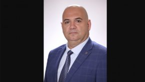 

Малко преди него групата напусна и Ахмед Вранчев, а по-рано сутринта от парламентарната гупа на ДПС бяха изключени 17 народни представители, сред които и председателят - Джевдет Чакъров.
