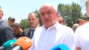 
    "Огнищата се променят, към момента всичко е овладяно, с изключение на тук, но и тук е спокойно. Не мисля, че е критична обстановката. Предстои и тук да бъде овладяна ситуацията. Хората да бъдат спокойни, взимаме мерки навреме", заяви Главчев.
