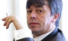 
Не в Дубай, а в съседна Гърция е избягал първият афиширан съдружник на Ахмед Доган - Румен Гайтански – Вълка. Дали от жегите или от кризата в ДПС е намерил спасение – не е ясно, но метеорологически погледнато – при комшиите е още по-горещо.