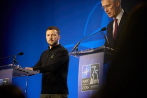 По данни на The Economist Украйна е предложила на частните кредитори намаляване с 60 процента на сегашната стойност на дълговете. Те обаче са отхвърлили предложението и са приели максимална редукция от 22 процента. "Франкфуртер алгемайне цайтунг" описва друго предложение на Украйна - за замяна на старите облигации с нови, при което лихвеният процент постепенно ще се увеличава от един до шест - но това се е оказало недостатъчно за кредиторите.
