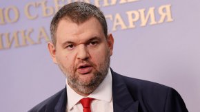 
Председателят на ДПС Делян Пеевски похвали правителството за начинът, по който си върши работата по борбата с пожарите и отправи критики към президента Румен Радев.